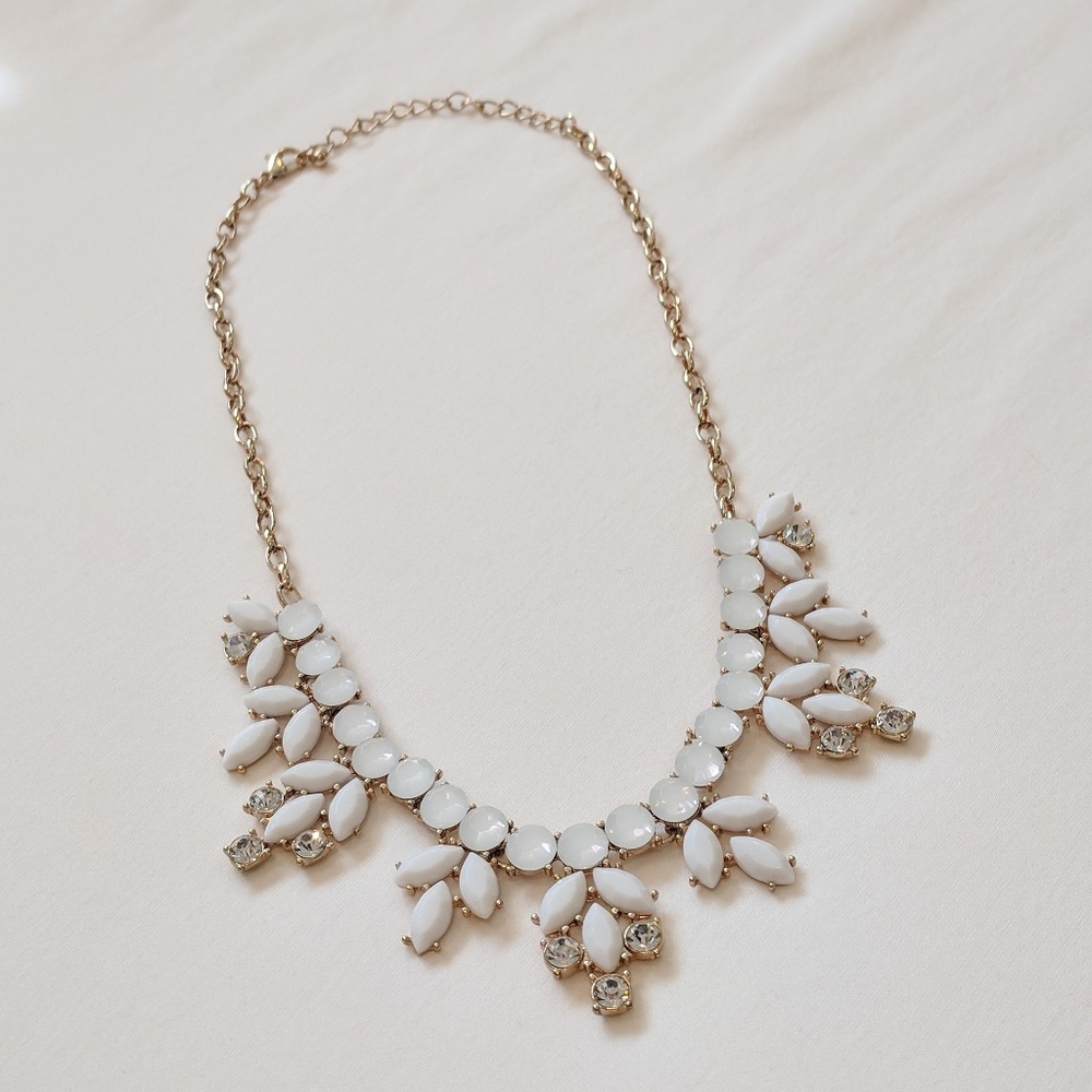 DAILYLOOK Stone Wreath Necklace